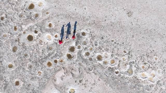 Bir sınırı Konya'da bulunan üzerinde yürünebilen göl, pespembe oldu 9