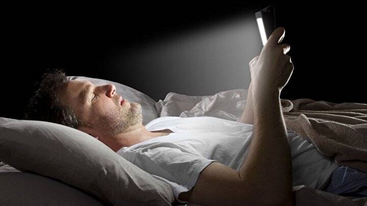 Gece boyunca telefonla uyuyanlar için risk çanları çalıyor 4