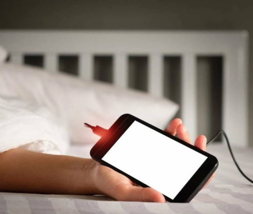 Gece boyunca telefonla uyuyanlar için risk çanları çalıyor 2