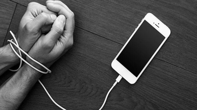 Gece boyunca telefonla uyuyanlar için risk çanları çalıyor 1