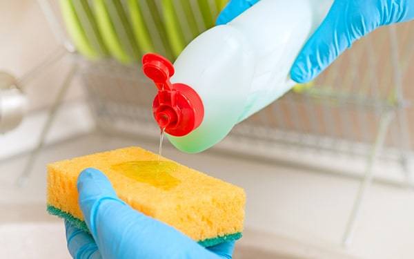 Bulaşık süngerini çöpe atmayın! Buzdolabında işe yarıyor 4