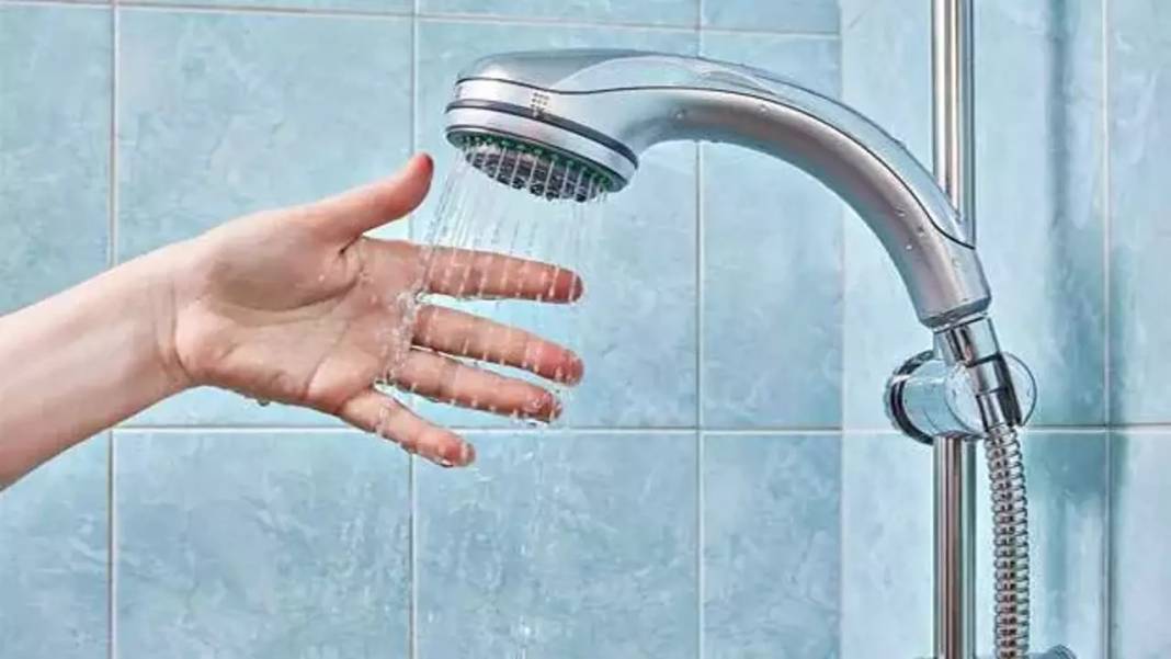 Duş başlığındaki kireci 5 dakikada söküp atıyor: Ayna gibi duş başlığınız olacak 13