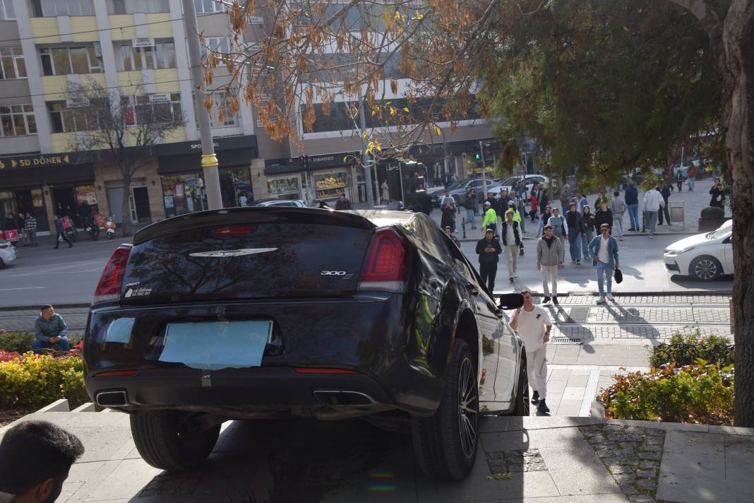 Konya’daki Konsolosun aracı Alaeddin Tepesi’nden aşağı uçtu! 7