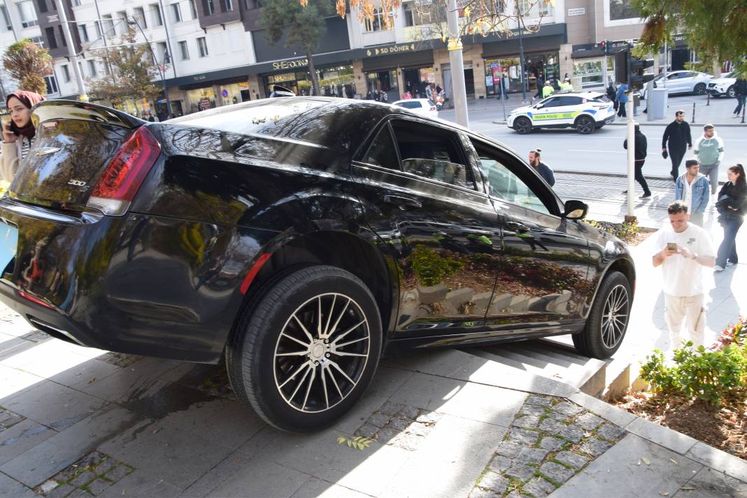 Konya’daki Konsolosun aracı Alaeddin Tepesi’nden aşağı uçtu! 6