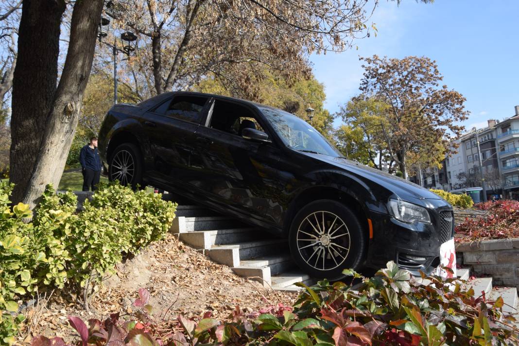 Konya’daki Konsolosun aracı Alaeddin Tepesi’nden aşağı uçtu! 2