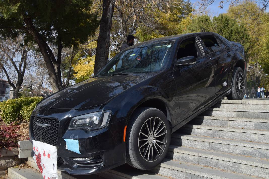 Konya’daki Konsolosun aracı Alaeddin Tepesi’nden aşağı uçtu! 1