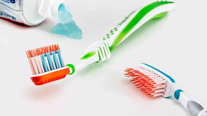 Aynı kapta duran diş fırçalarına dikkat! Meğer hastalık yapıyormuş 9