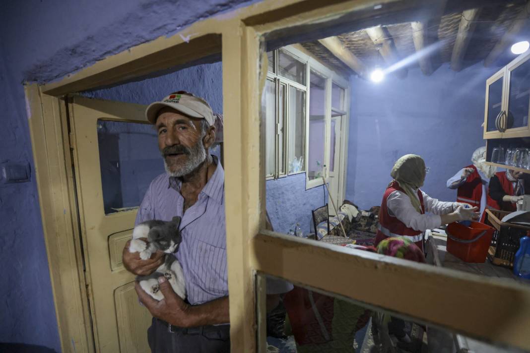 Konya’da Baba–Kızın yüzünü güldüren Kızılay sürprizi! 7