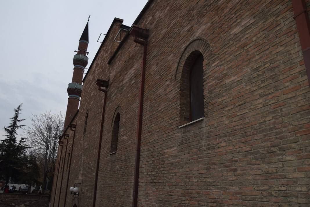 Konya'daki bu camiye girebilmek için neden merdivenle iniliyor? Tarihi yapıda dikkat çeken çatlaklar 1