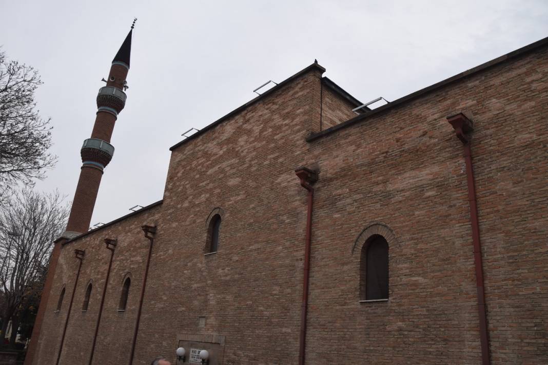 Konya'daki bu camiye girebilmek için neden merdivenle iniliyor? Tarihi yapıda dikkat çeken çatlaklar 2