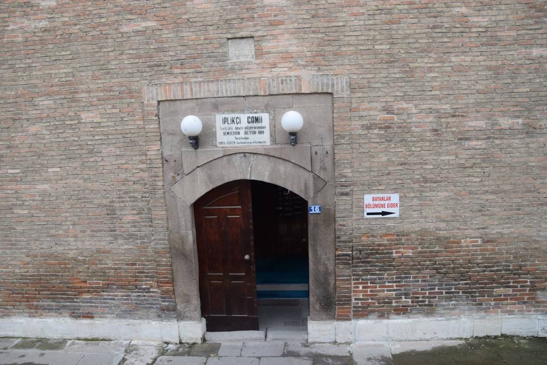 Konya'daki bu camiye girebilmek için neden merdivenle iniliyor? Tarihi yapıda dikkat çeken çatlaklar 7