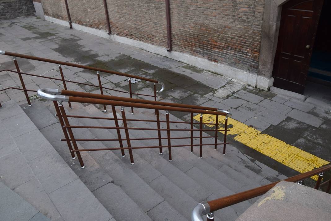 Konya'daki bu camiye girebilmek için neden merdivenle iniliyor? Tarihi yapıda dikkat çeken çatlaklar 8