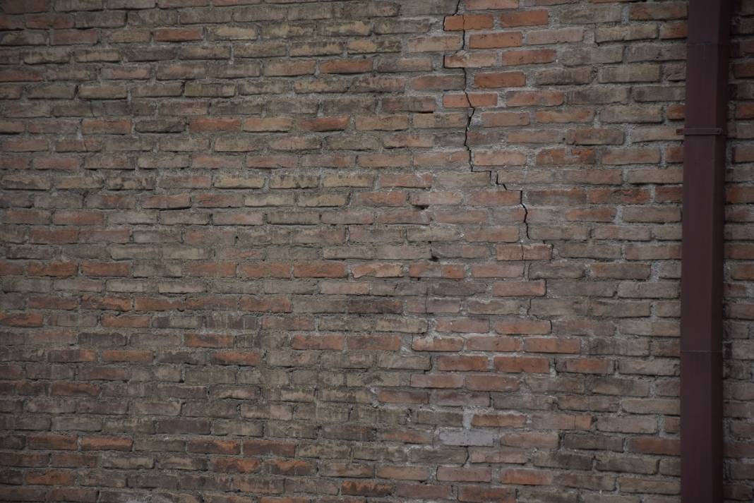 Konya'daki bu camiye girebilmek için neden merdivenle iniliyor? Tarihi yapıda dikkat çeken çatlaklar 6