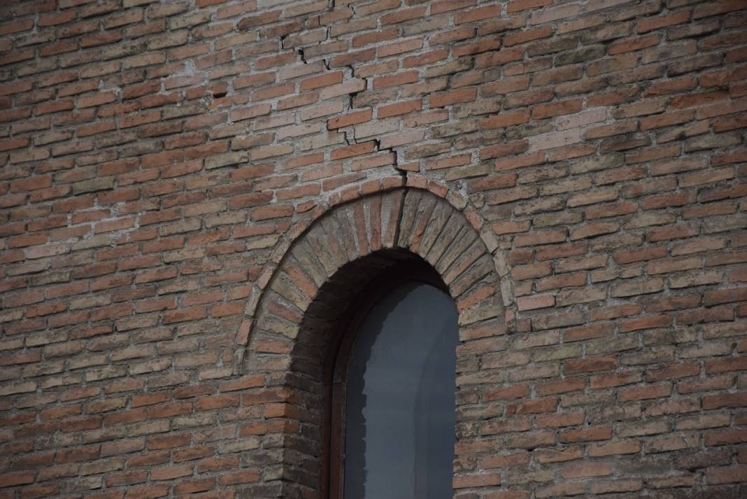 Konya'daki bu camiye girebilmek için neden merdivenle iniliyor? Tarihi yapıda dikkat çeken çatlaklar 5