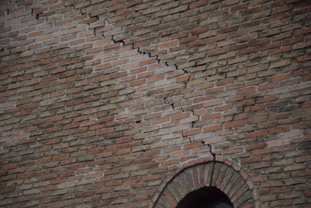 Konya'daki bu camiye girebilmek için neden merdivenle iniliyor? Tarihi yapıda dikkat çeken çatlaklar 4