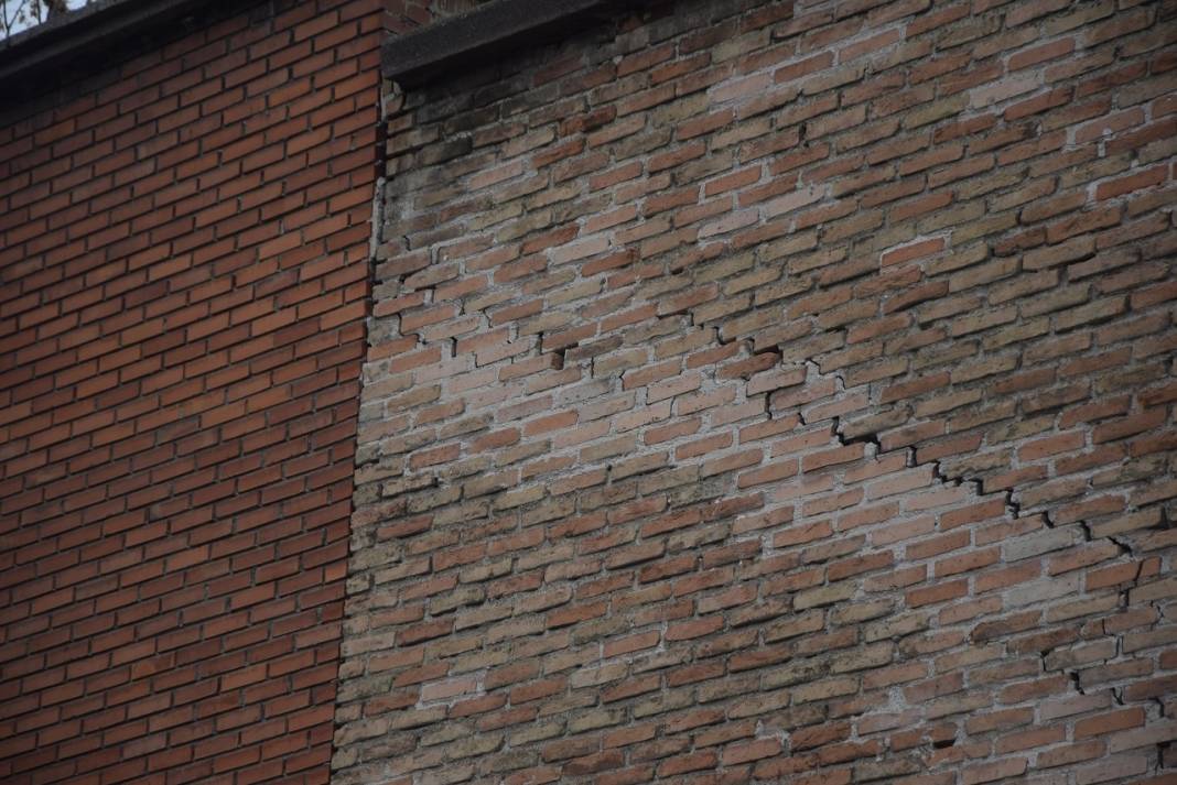 Konya'daki bu camiye girebilmek için neden merdivenle iniliyor? Tarihi yapıda dikkat çeken çatlaklar 3