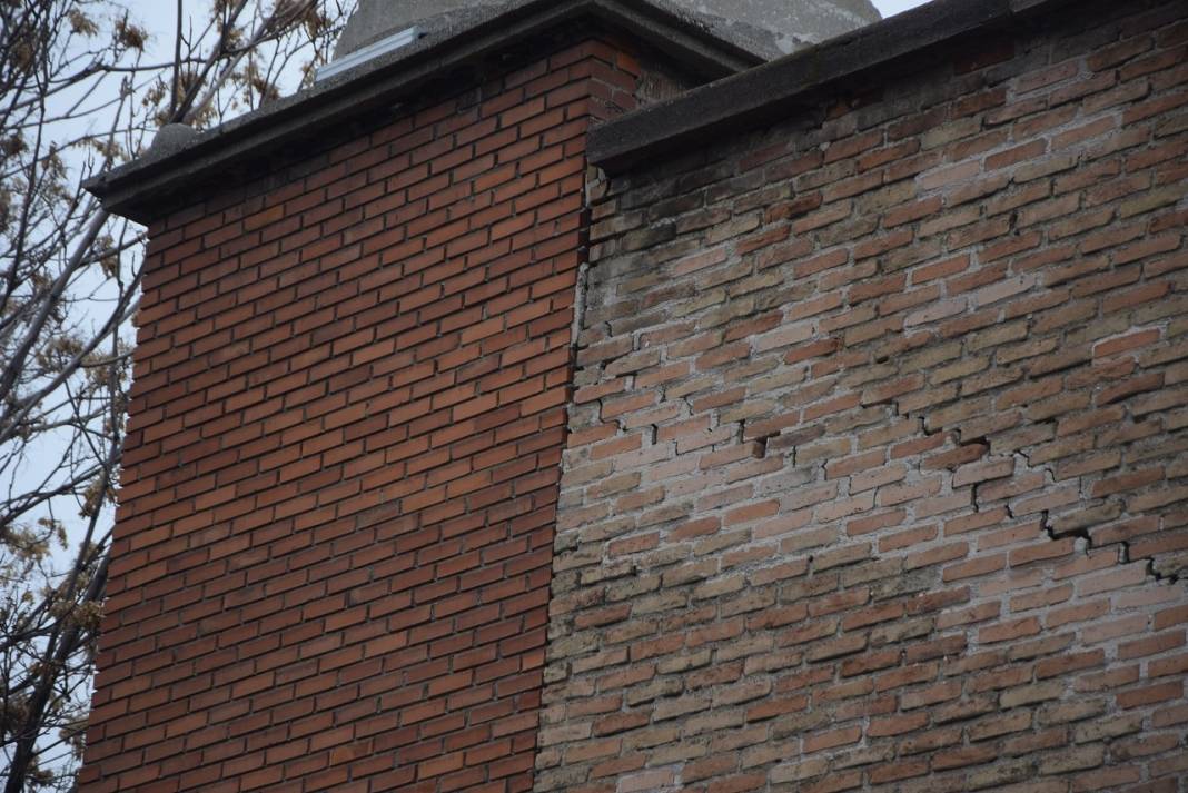 Konya'daki bu camiye girebilmek için neden merdivenle iniliyor? Tarihi yapıda dikkat çeken çatlaklar 12