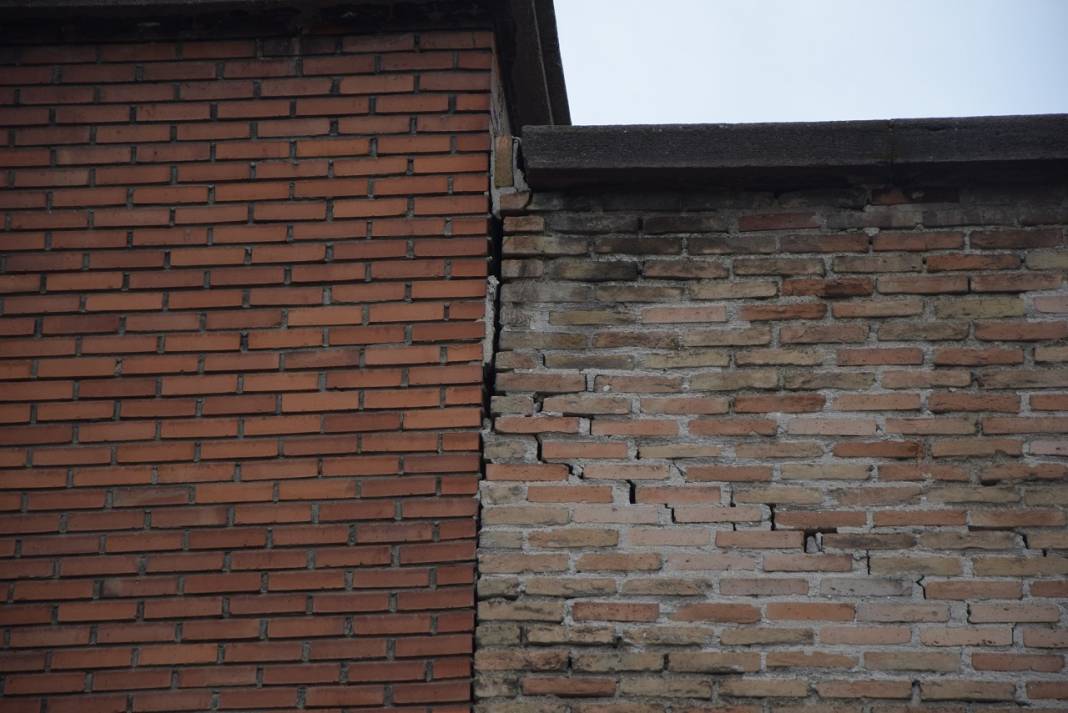 Konya'daki bu camiye girebilmek için neden merdivenle iniliyor? Tarihi yapıda dikkat çeken çatlaklar 11