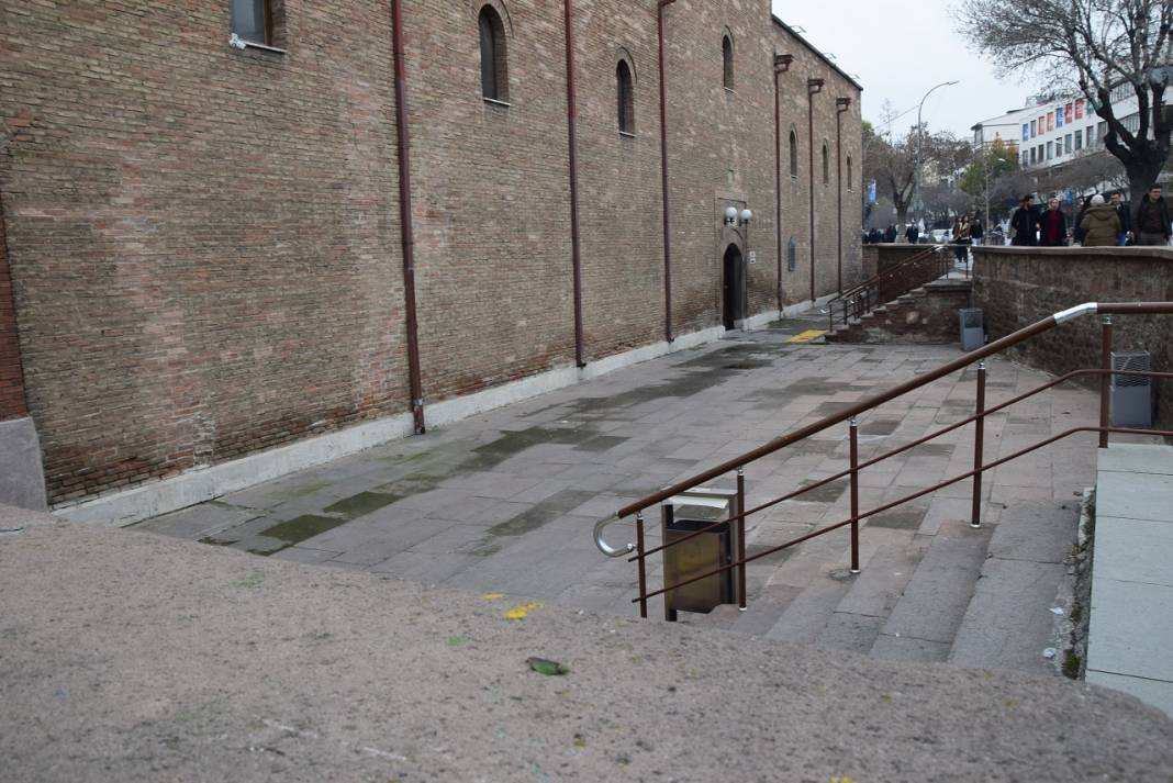 Konya'daki bu camiye girebilmek için neden merdivenle iniliyor? Tarihi yapıda dikkat çeken çatlaklar 9