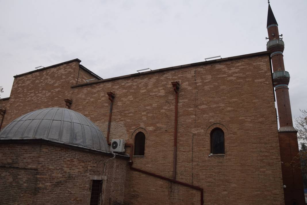 Konya'daki bu camiye girebilmek için neden merdivenle iniliyor? Tarihi yapıda dikkat çeken çatlaklar 10