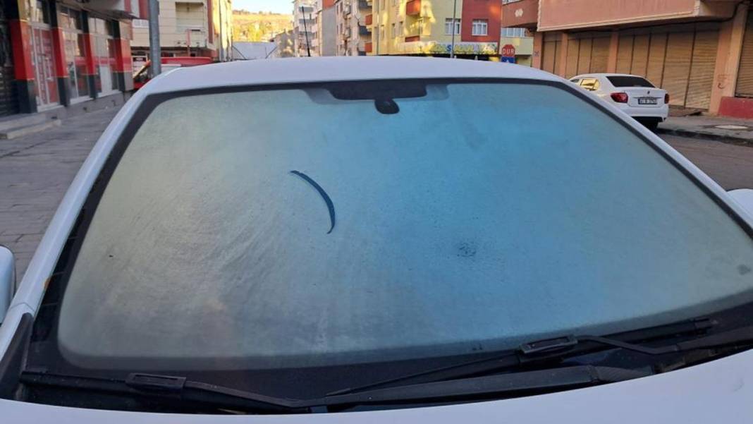 Sabahları buz tutan araç camlarına pratik çözüm: İşte camlarınızı kolayca temizlemenin yolu! 4