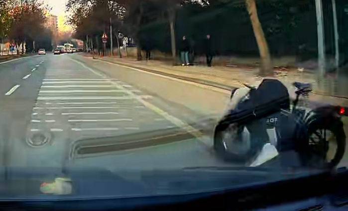 Bisiklet sefasında az kalsın aracın altında kalıyordu! Konya'da o anlar anbean kaydedildi 3