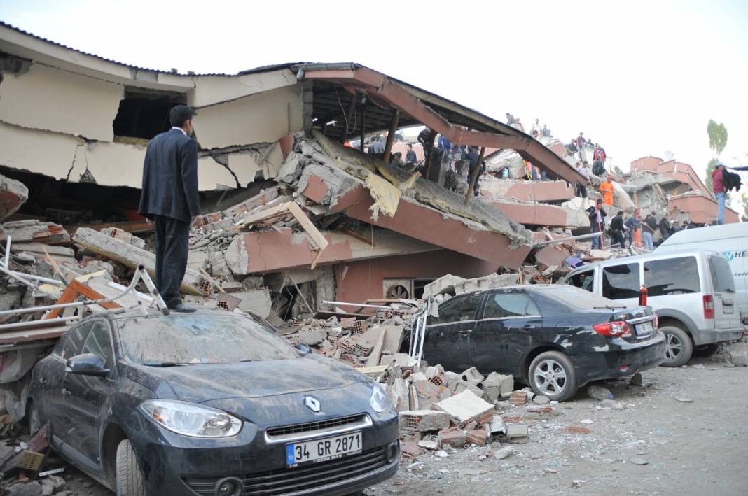 Türkiye, 2011'deki depremde Van için tek yürek oldu 11