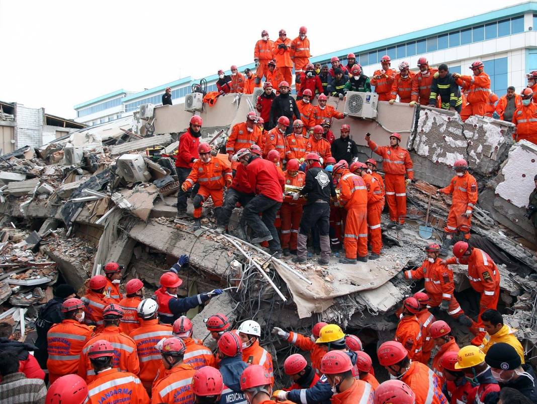 Türkiye, 2011'deki depremde Van için tek yürek oldu 15