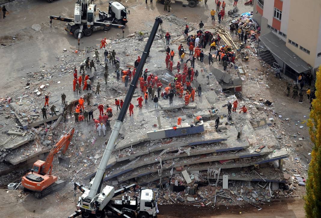 Türkiye, 2011'deki depremde Van için tek yürek oldu 18