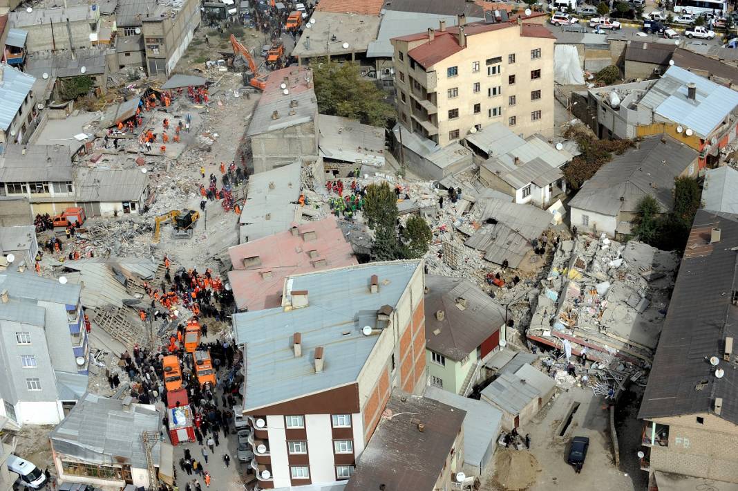 Türkiye, 2011'deki depremde Van için tek yürek oldu 8