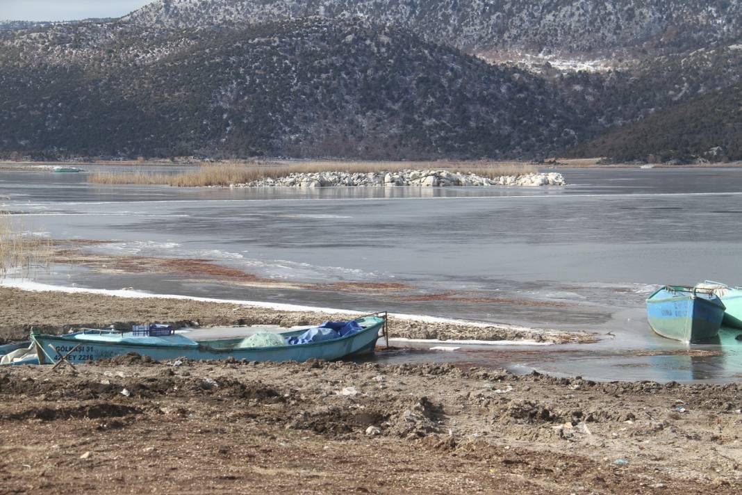 Beyşehir Gölü'nde dondurucu soğuk gölü kilitledi 7