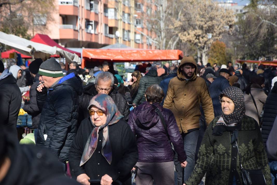 Konyalı pazarcı: 10 liraya satıyoruz almıyorlar, 50 liraya satıyoruz pahalı diyorlar! 12