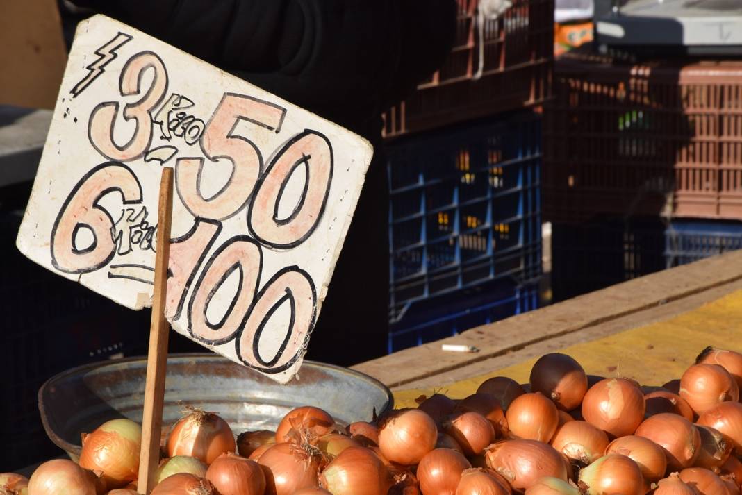 Konyalı pazarcı: 10 liraya satıyoruz almıyorlar, 50 liraya satıyoruz pahalı diyorlar! 11