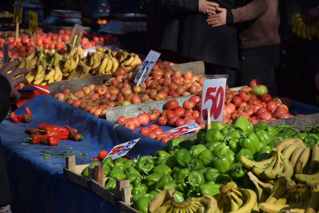 Konyalı pazarcı: 10 liraya satıyoruz almıyorlar, 50 liraya satıyoruz pahalı diyorlar! 10