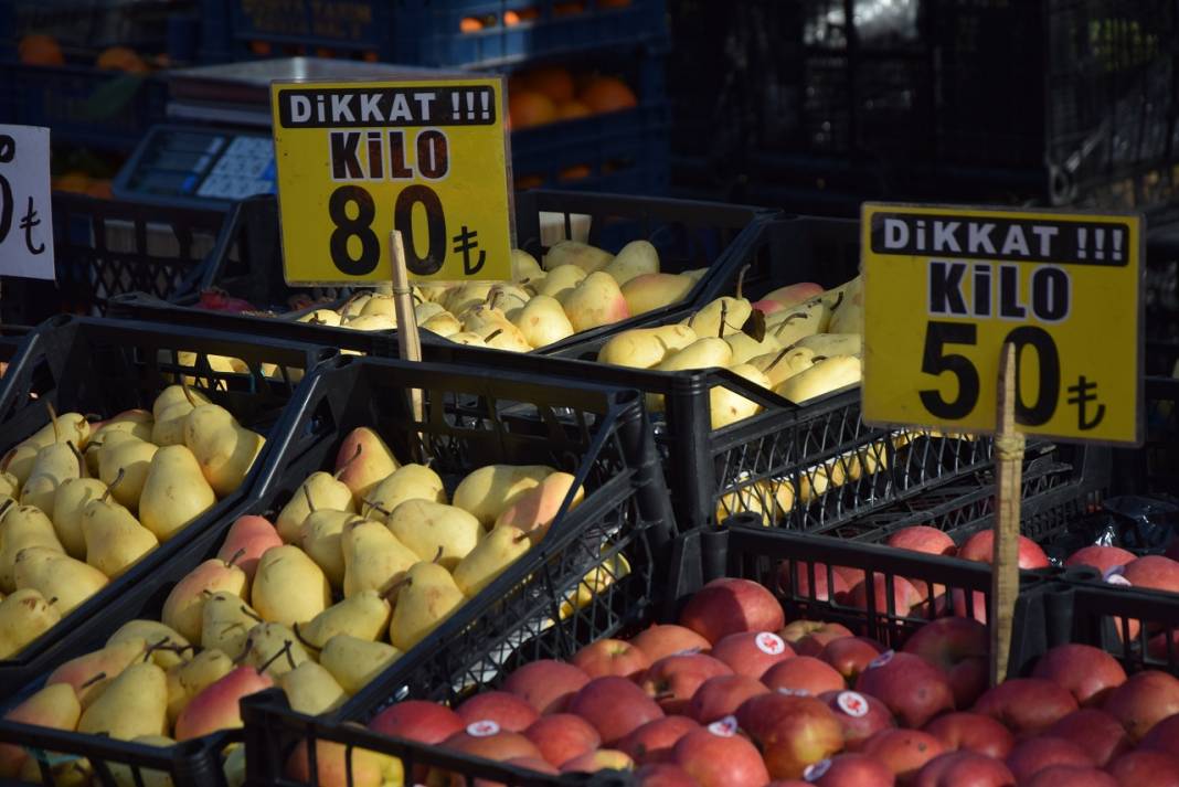 Konyalı pazarcı: 10 liraya satıyoruz almıyorlar, 50 liraya satıyoruz pahalı diyorlar! 9