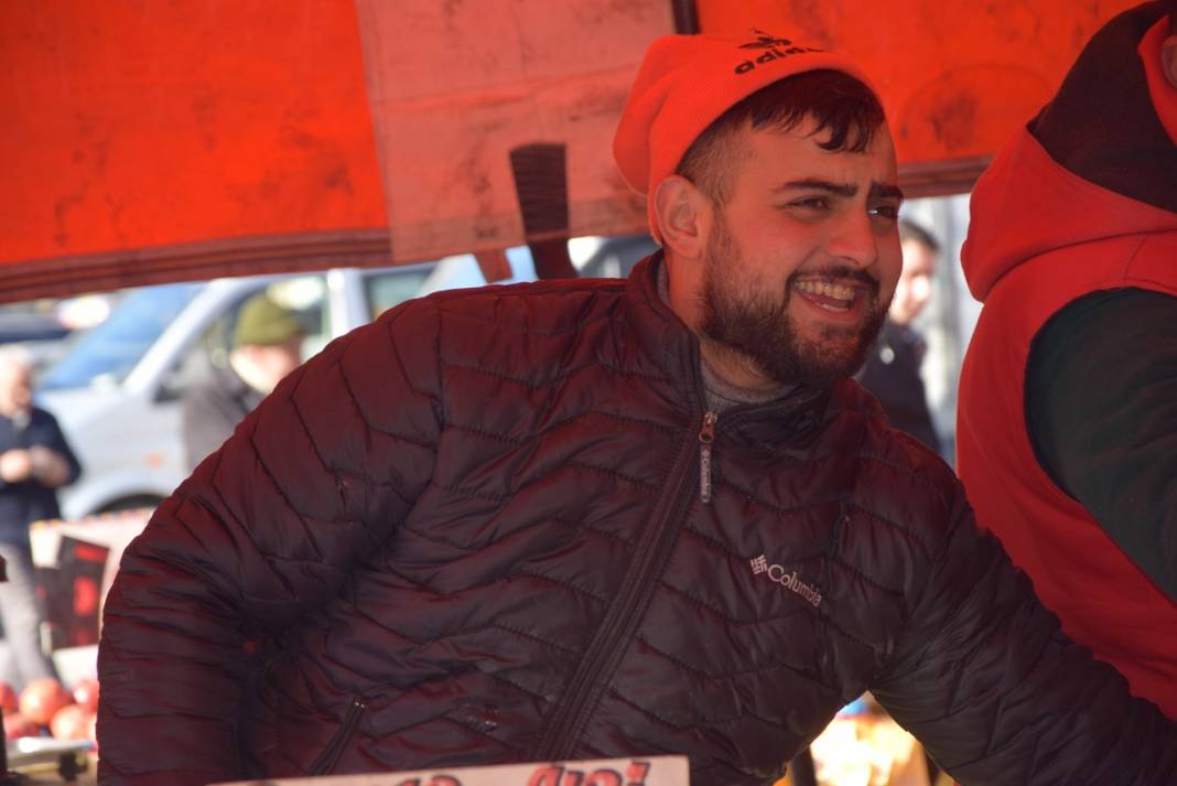 Konyalı pazarcı: 10 liraya satıyoruz almıyorlar, 50 liraya satıyoruz pahalı diyorlar! 8