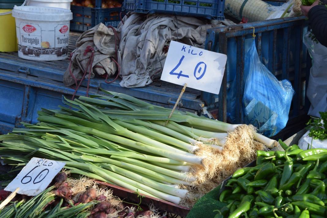 Konyalı pazarcı: 10 liraya satıyoruz almıyorlar, 50 liraya satıyoruz pahalı diyorlar! 6