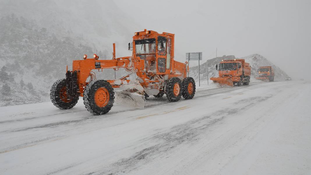 Konya-Antalya yolu beyaz bereketle kaplandı: Ekipler dur durak bilmiyor 7