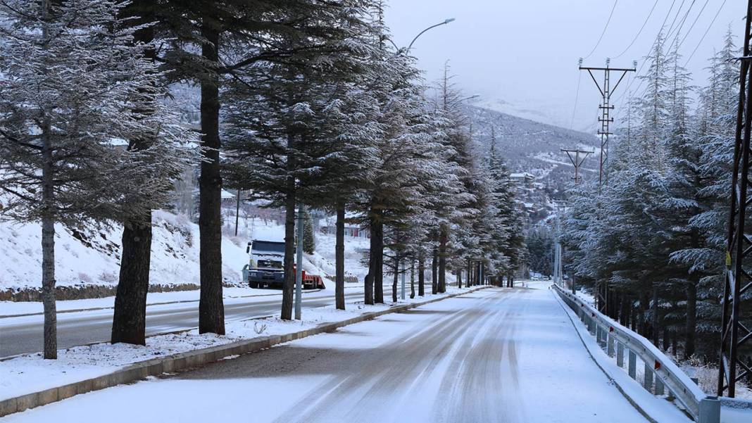 Kar, Konya’yı yine kuşattı: İlçelerde çok, merkezde yok! 8