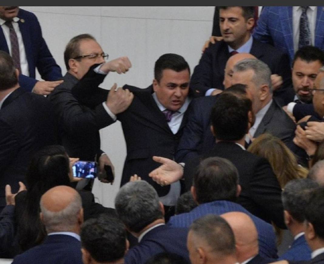 Meclis’teki gerginlikte Konya Milletvekili’nden ayakkabılı hamle! 2