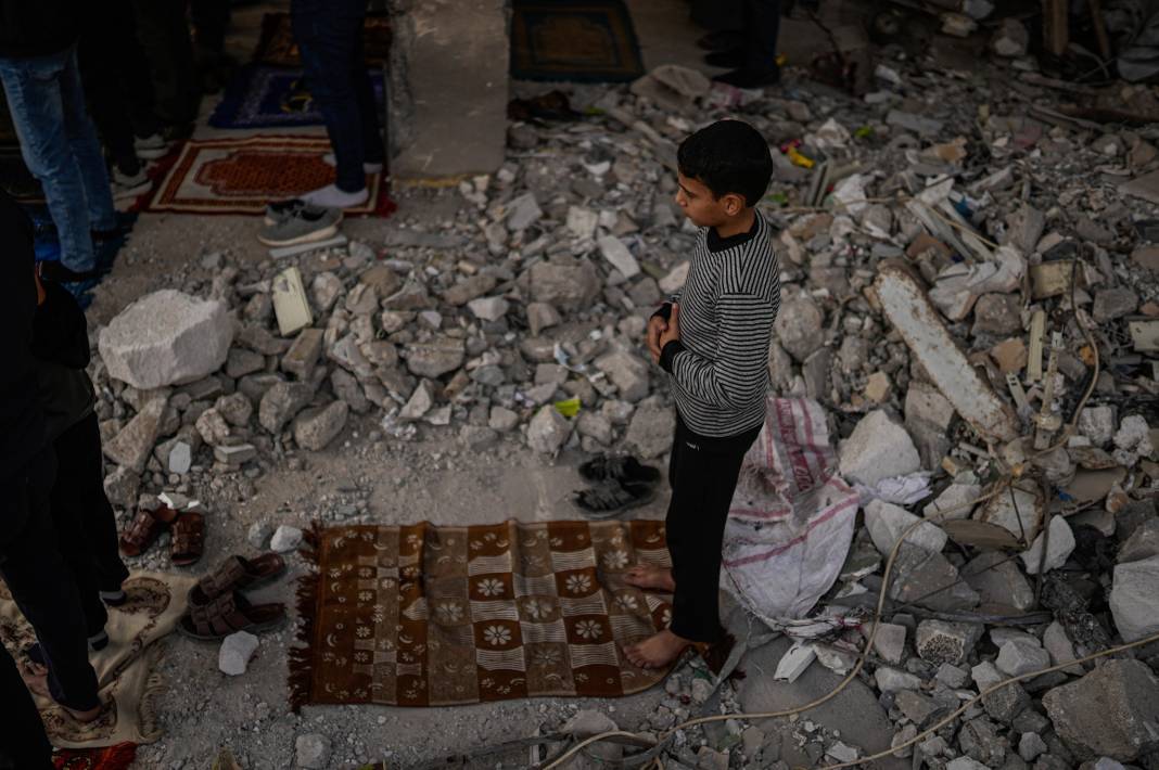 Gazze'de yıkım arasında saflar doldu taştı 5