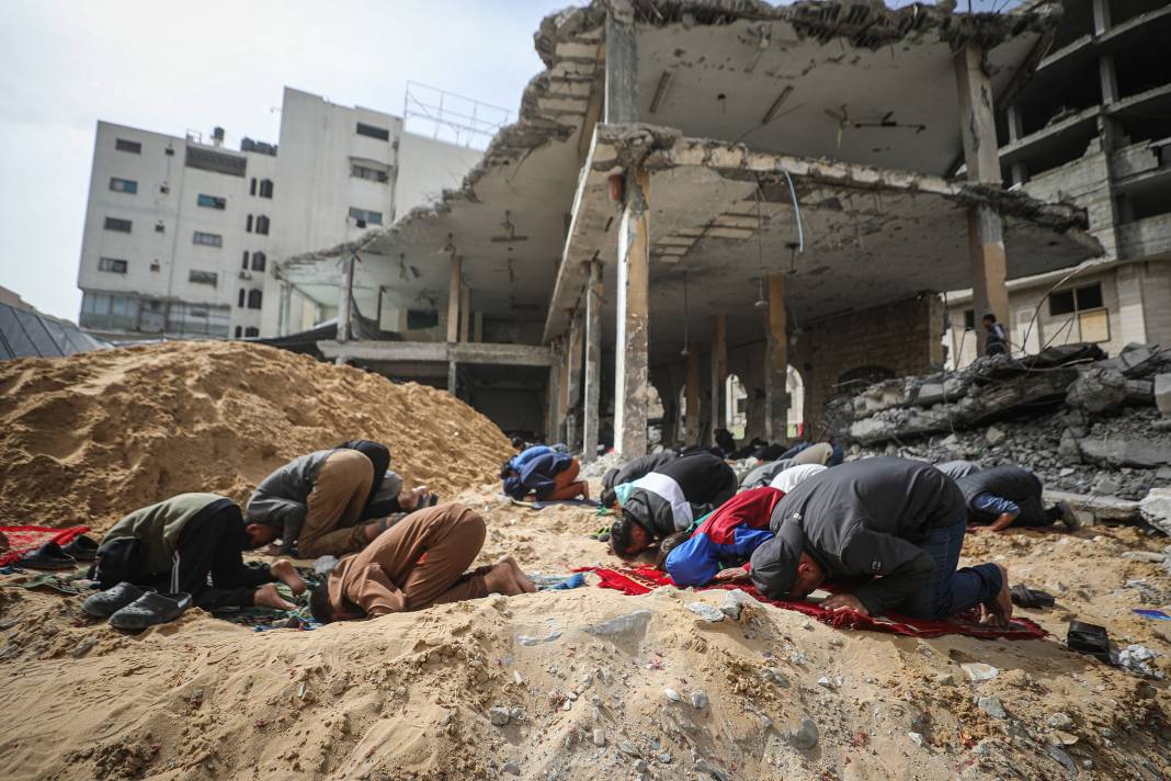 Gazze'de yıkım arasında saflar doldu taştı 2