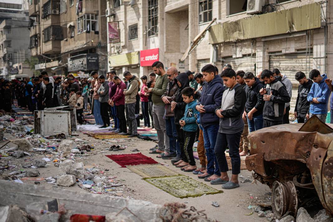 Gazze'de yıkım arasında saflar doldu taştı 4
