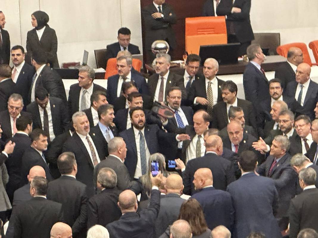 Meclis’teki gerginlikte Konya Milletvekili’nden ayakkabılı hamle! 3