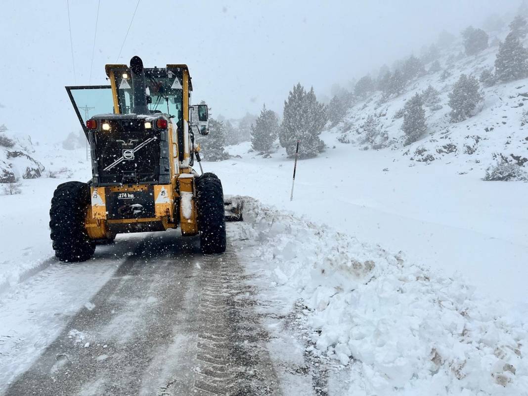 AKOM Konya'da karları kürüyor! 2