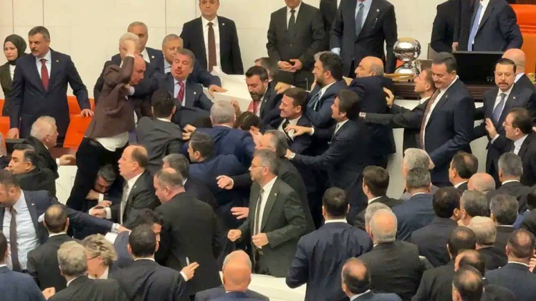 Meclis’teki gerginlikte Konya Milletvekili’nden ayakkabılı hamle! 5