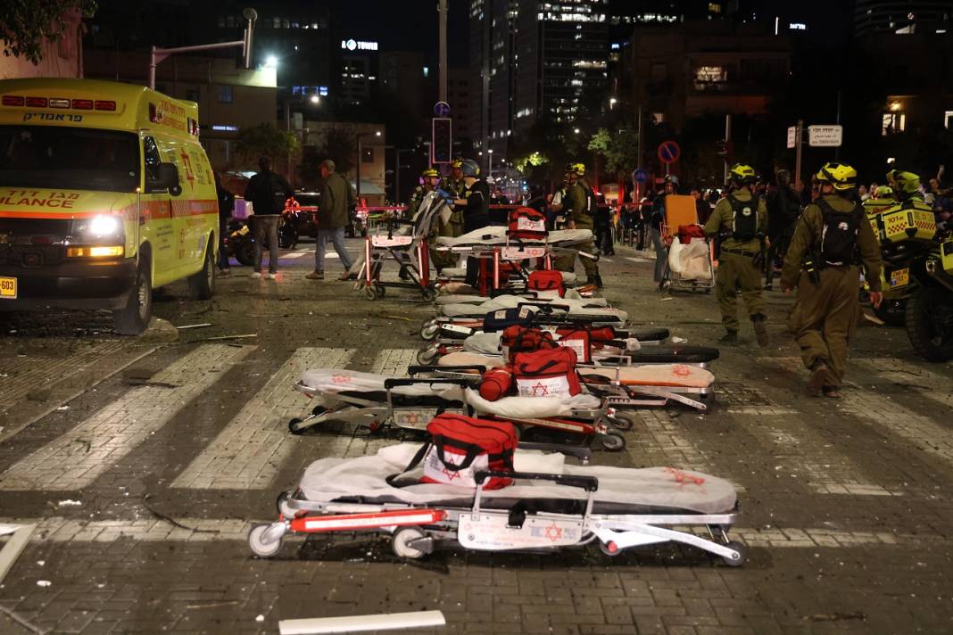 İran’dan füze ateşi: İsrail’i yerle bir etti!  İşte İsrail’den görüntüler... 4