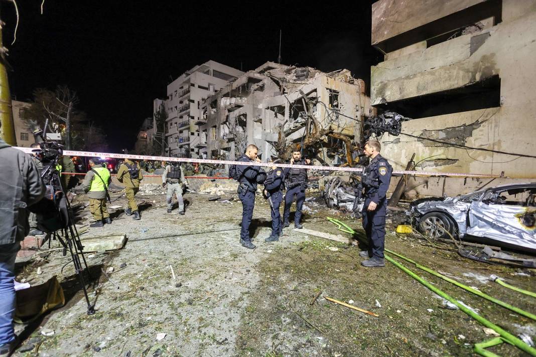 İran’dan füze ateşi: İsrail’i yerle bir etti!  İşte İsrail’den görüntüler... 6