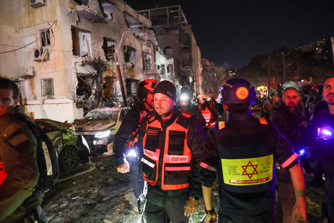 İran’dan füze ateşi: İsrail’i yerle bir etti!  İşte İsrail’den görüntüler... 3