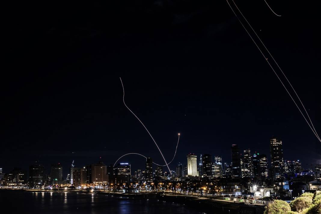 İran’dan füze ateşi: İsrail’i yerle bir etti!  İşte İsrail’den görüntüler... 2